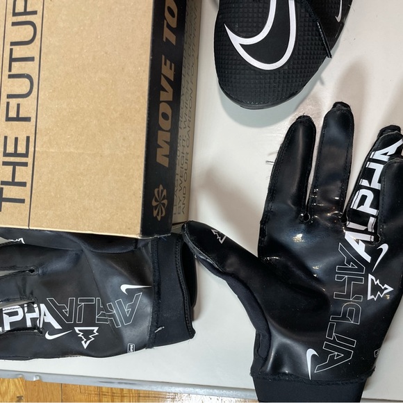 Nike football cleats - Picture 3 of 3